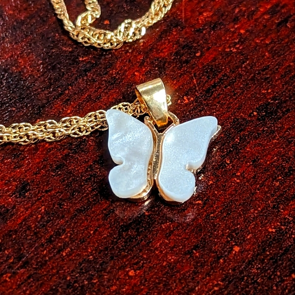 Beautiful Butterfly Necklace - Picture 2 of 2
